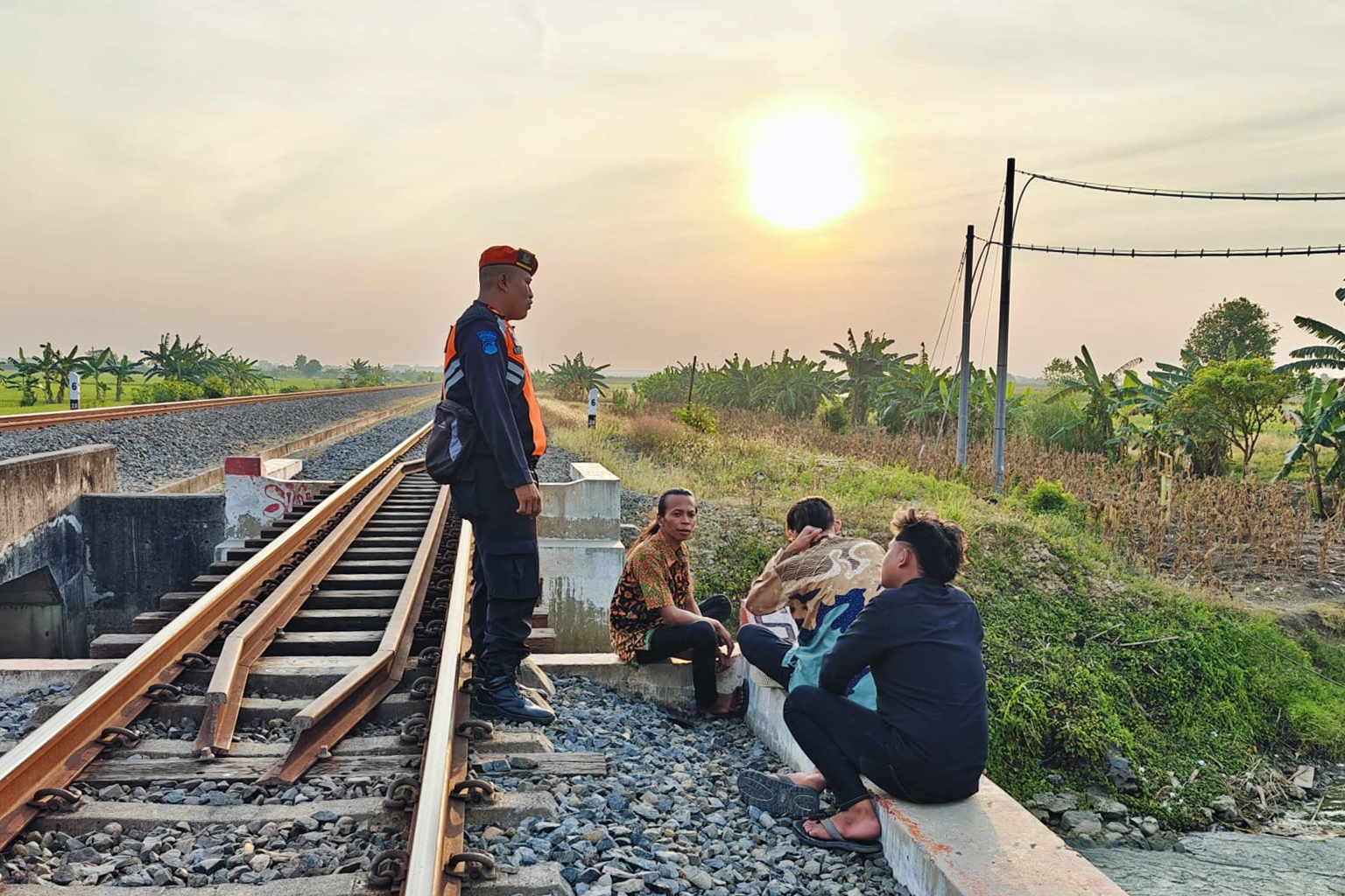 Demi Keselamatan Bersama, KAI Tegas Melarang Masyarakat Beraktivitas di Jalur Kereta Api
