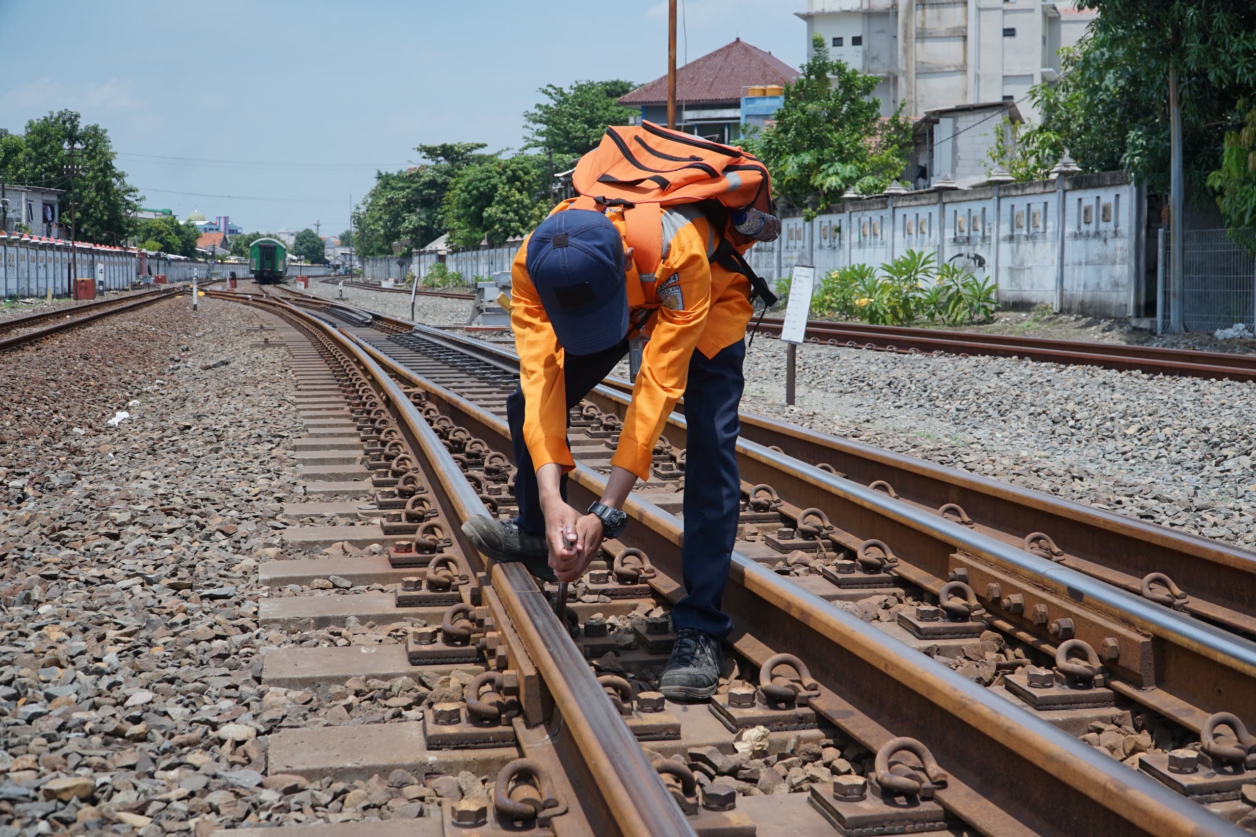 Pastikan Keselamatan Perjalanan Kereta Api, KAI Daop 4 Semarang Terjunkan Ratusan Petugas Pemeriksa Jalur.