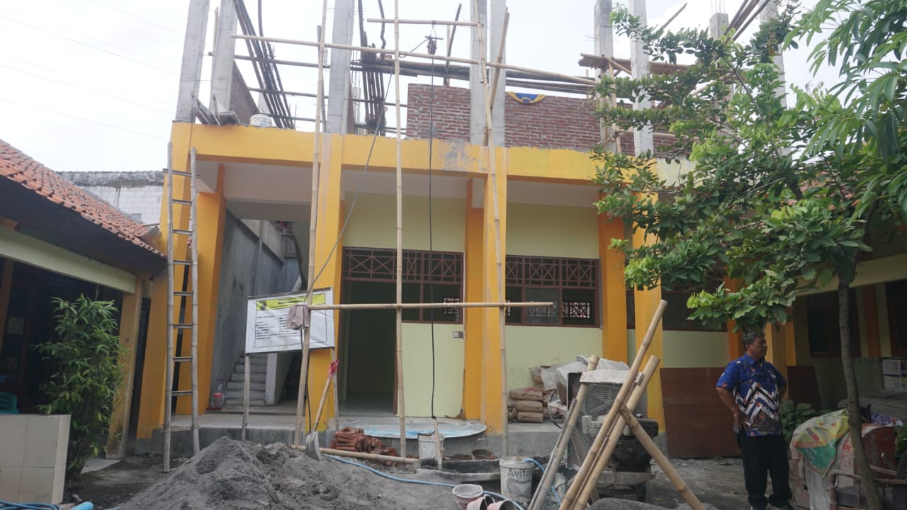 Plt Walikota Salahudin Monev Rehab Sejumlah Ruangan SD Negeri Kuripan Lor 01