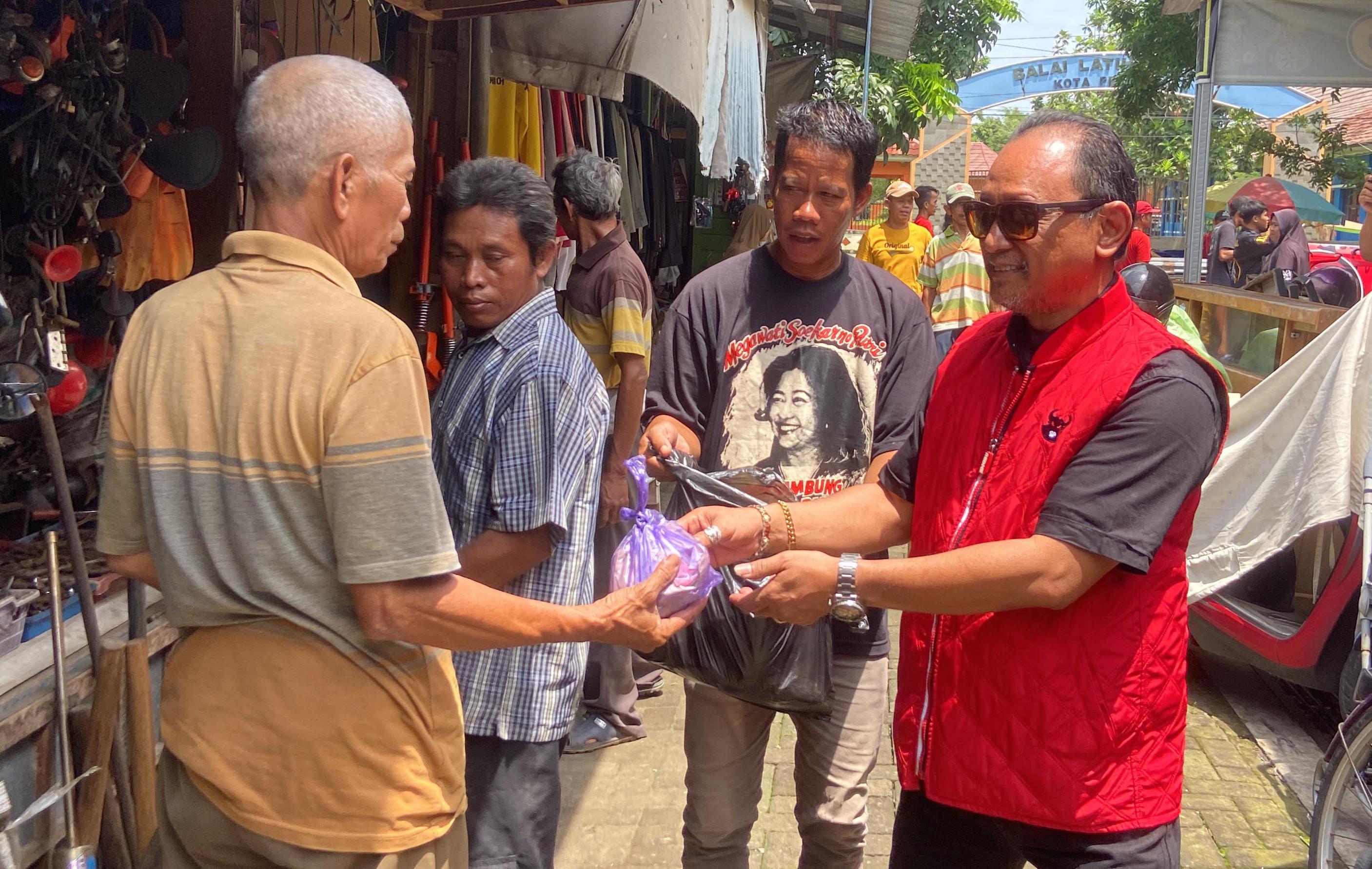 PDI Perjuangan Kota Pekalongan Rayakan HUT Ke-52 dengan Aksi Sosial Bagikan 520 Nasi Bungkus untuk Masyarakat