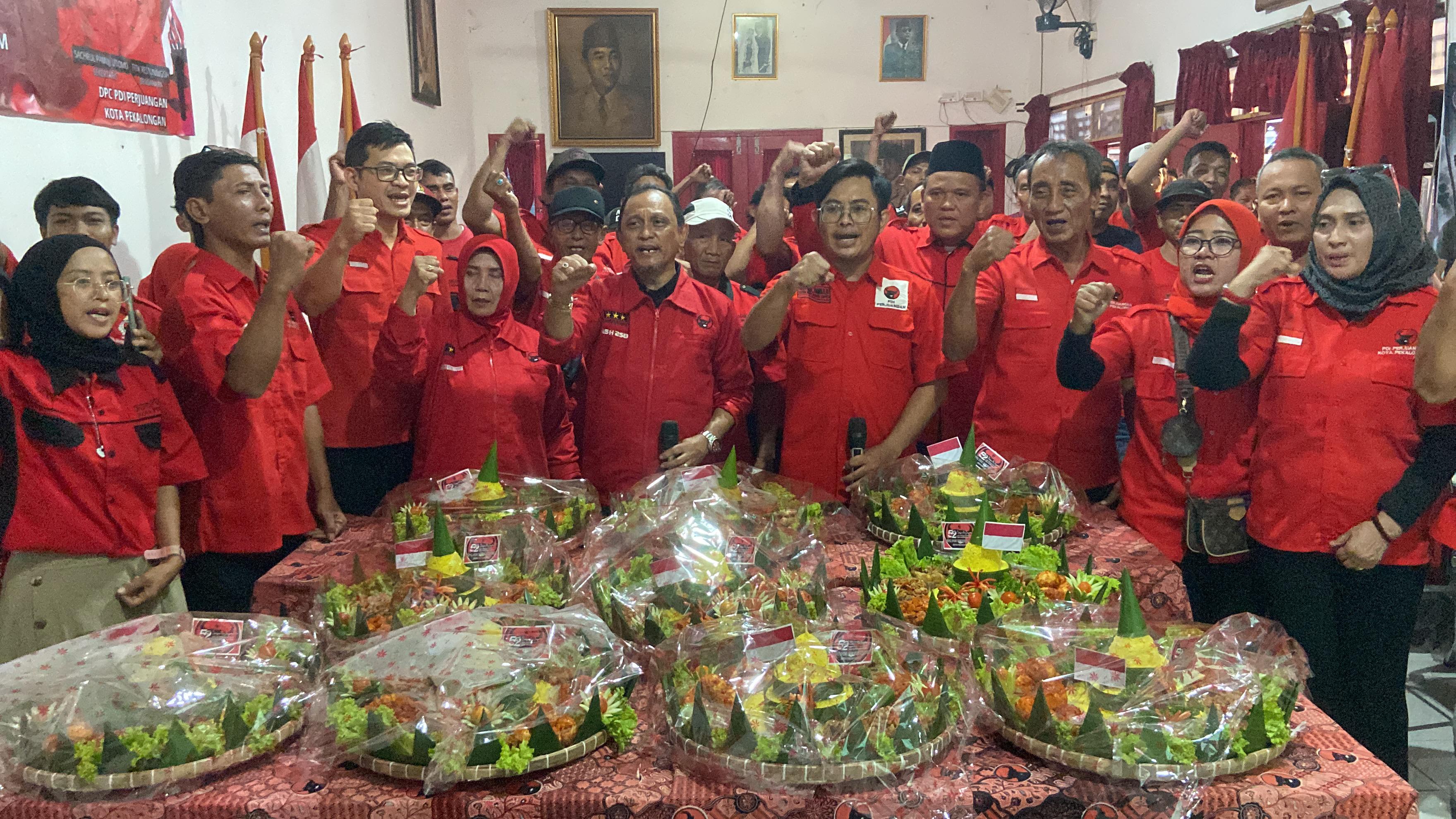 PDI Perjuangan Kota Pekalongan Bagikan 52 Nasi Tumpeng untuk Perayaan HUT ke-52
