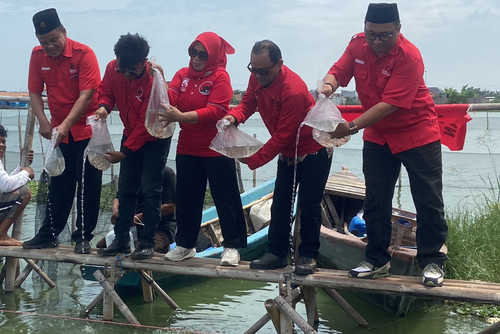HUT ke-52 PDI Perjuangan, DPC PDI Perjuangan Kota Pekalongan Tebar 5.200 Bibit Ikan Nila Untuk Masyarakat