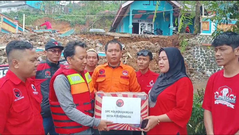 DPC PDI Perjuangan Kota Pekalongan Serahkan Bantuan Kemanusiaan untuk Korban Banjir dan Tanah Longsor di Petungkriyono