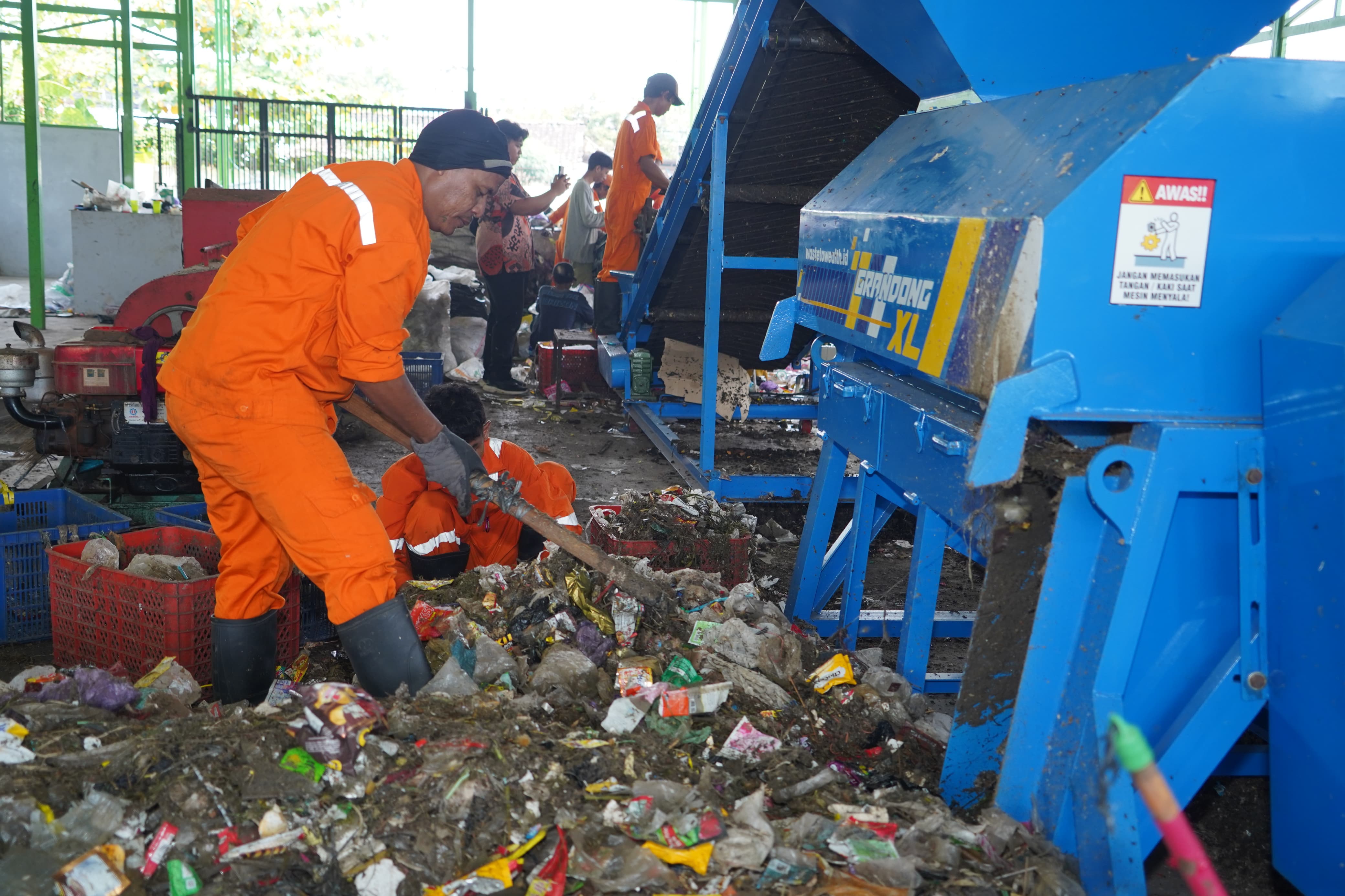 Komunitas Pekalongan Tanggap Serahkan Mesin Pilah ke TPST