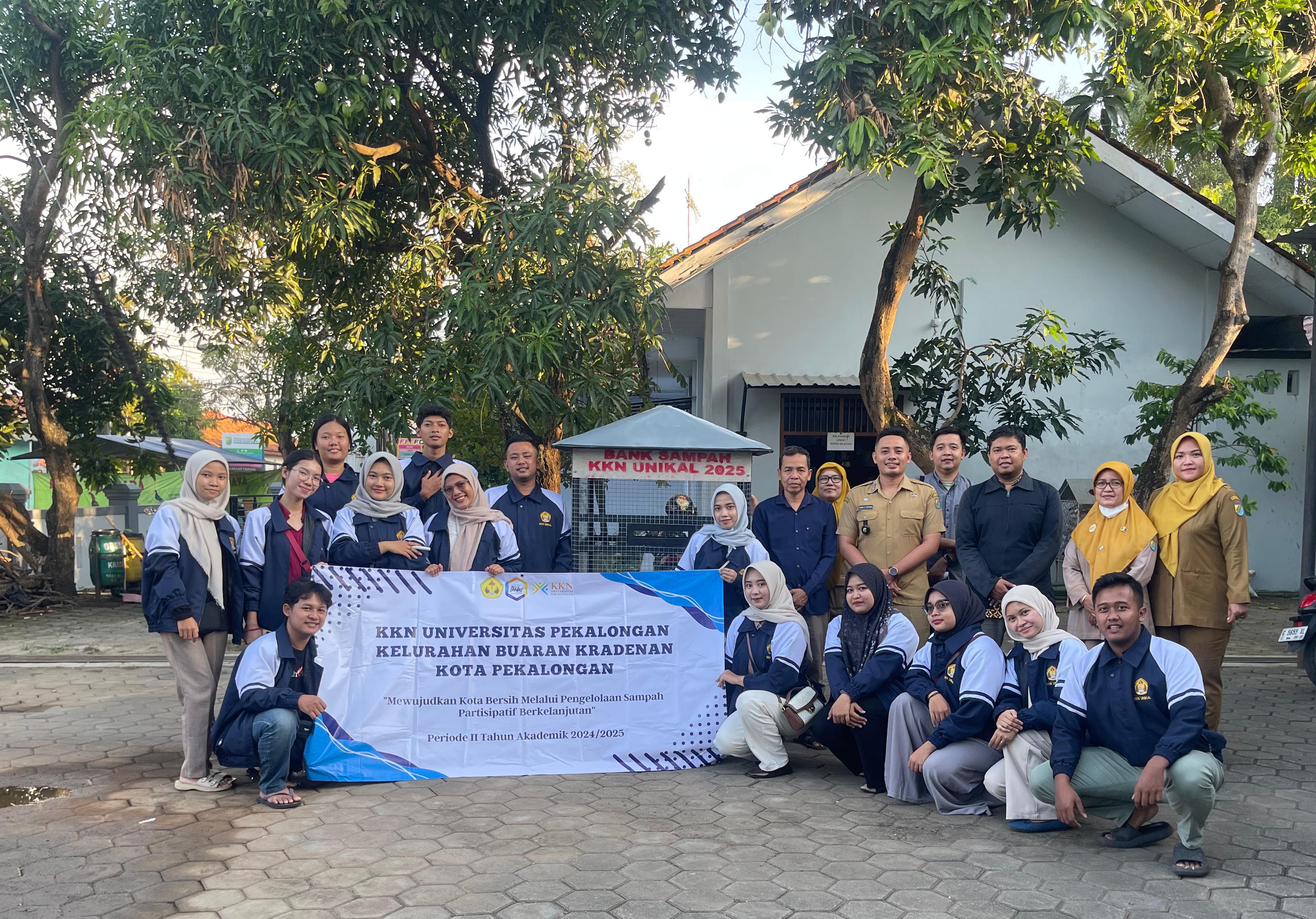 Mahasiswa UNIKAL dan Warga Buaran Kradenan Bentuk Bank Sampah Edukatif