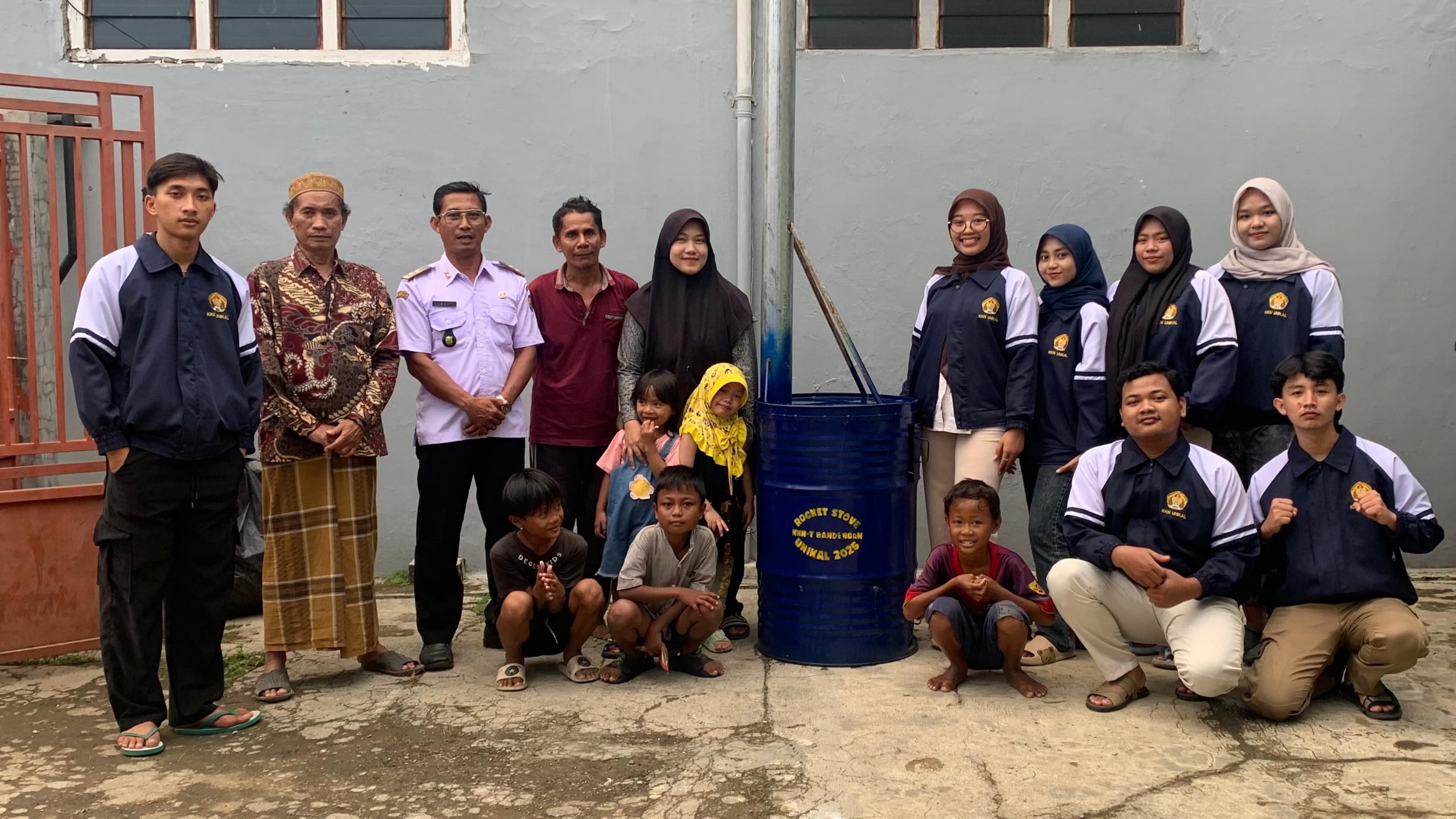 Inovasi Mahasiswa KKN UNIKAL: Rocket Stove, Solusi Olah Sampah Mandiri untuk Warga Bandengan