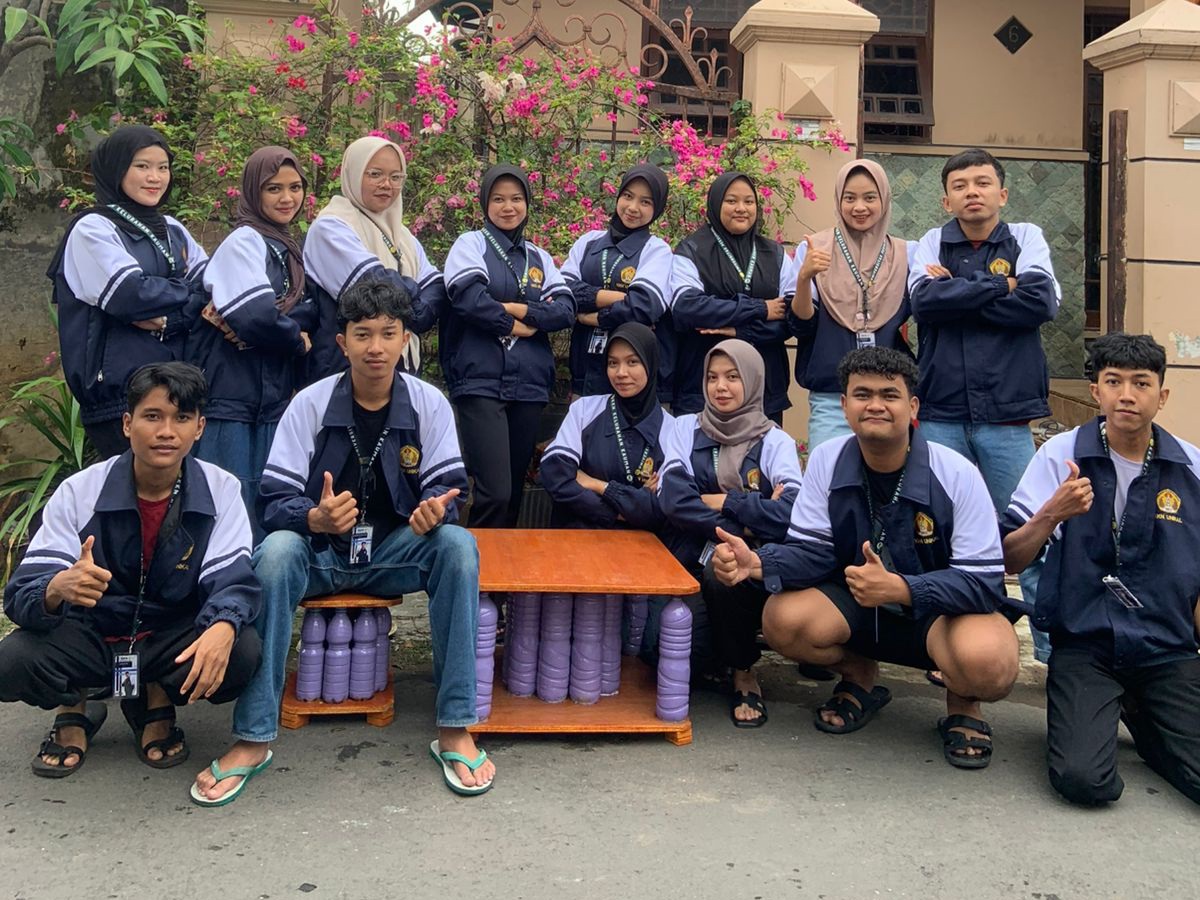 Mahasiswa KKN UNIKAL Ajak Warga Kelurahan Kauman Atasi Sampah Plastik Lewat Ecobrick