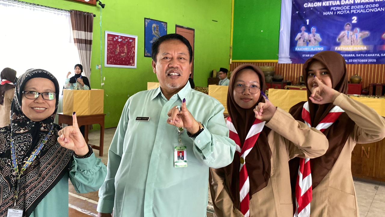AJARKAN DEMOKRASI SEJAK DINI, MAN 1 PEKALONGAN GELAR PEMILIHAN KETUA OSIM