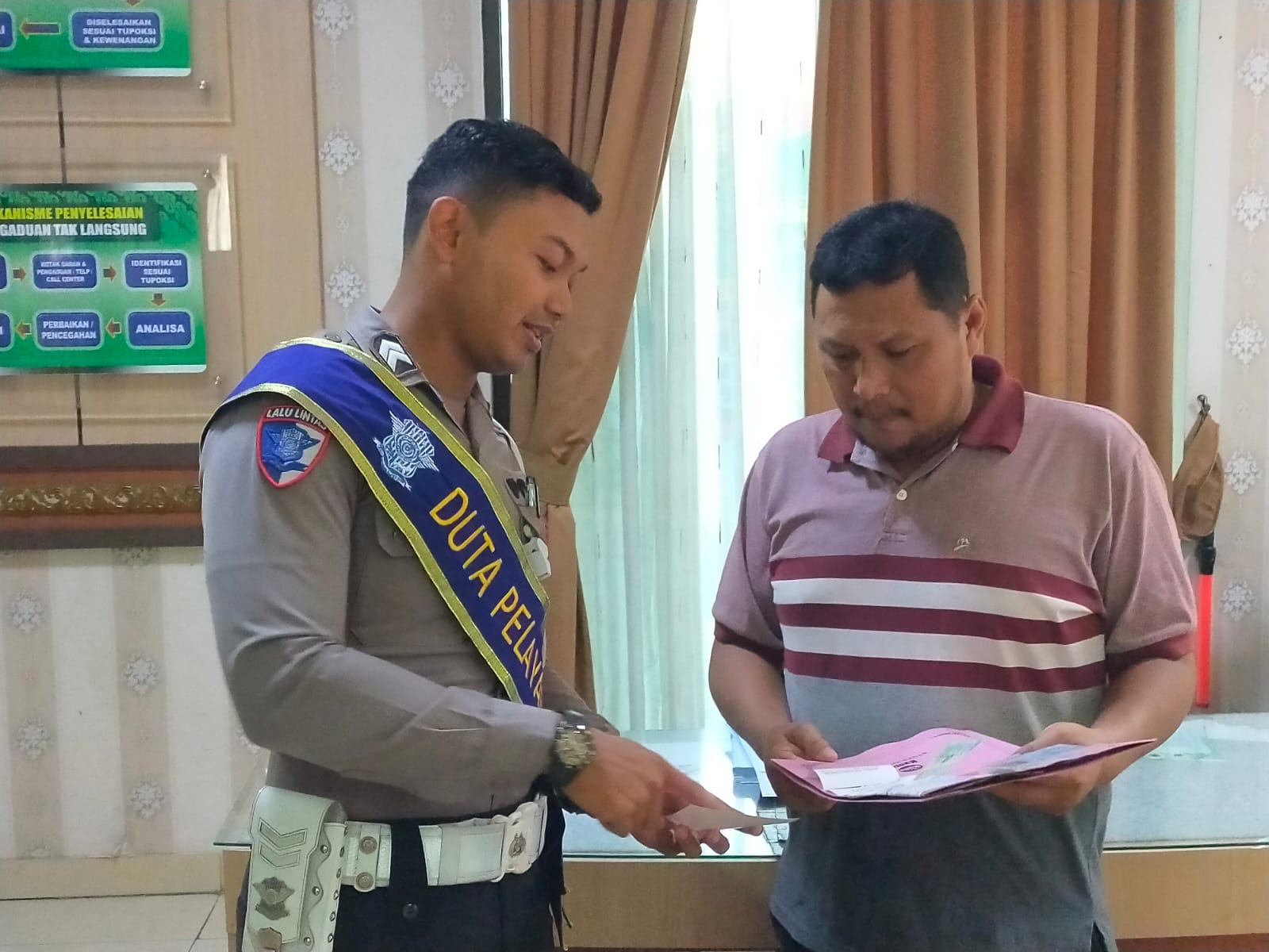 “Polisi Menyapa”: Polres Pekalongan Kota Edukasi Warga Hindari Calo dan Pungli di Samsat