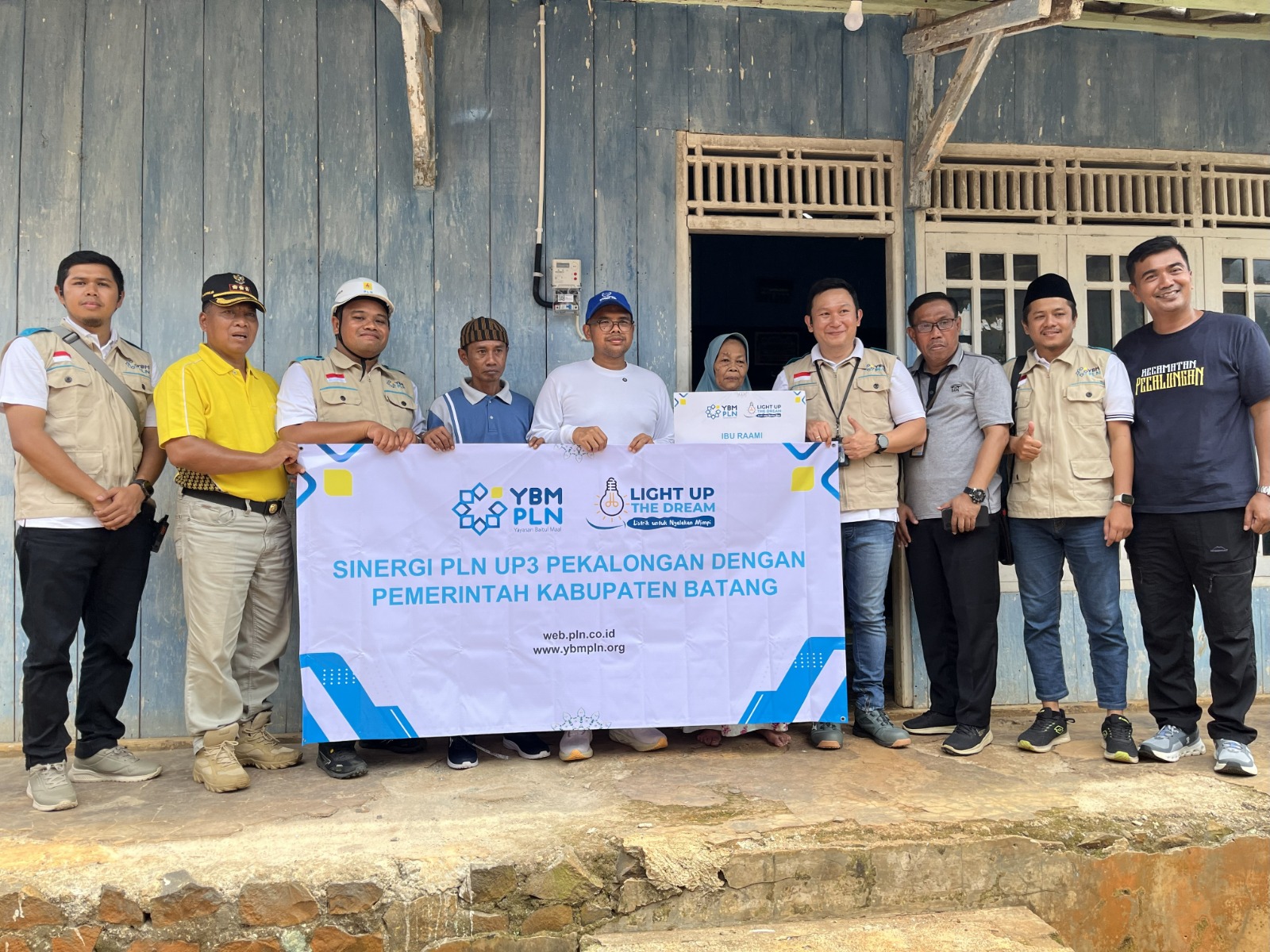 PLN Salurkan Listrik Untuk Rakyat, Kini Rumah Ra’ami Terang Usai Terima Bantuan Sambungan Listrik Gratis