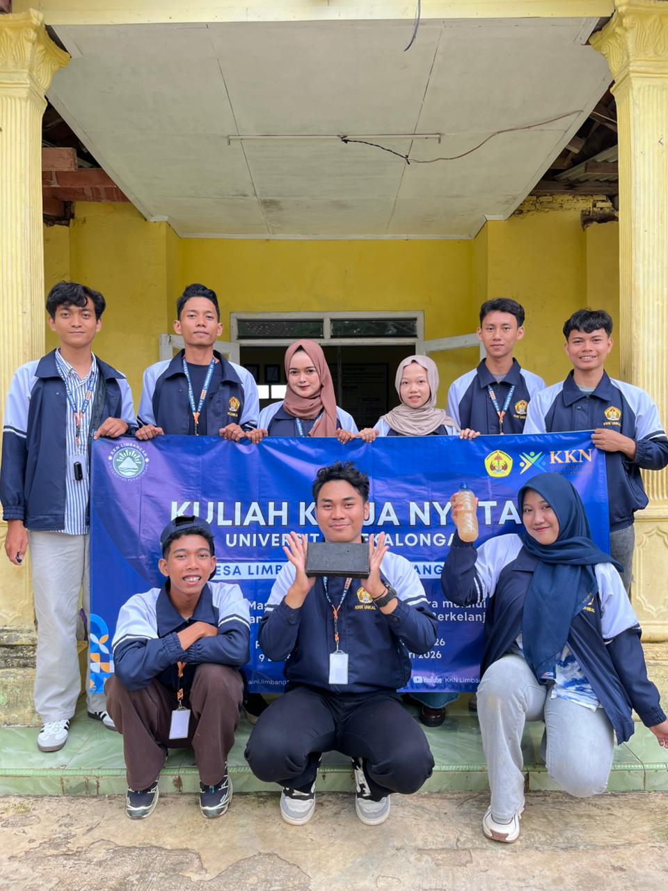 Mahasiswa KKN Universitas Pekalongan Gelar Sosialisasi Pengolahan Sampah dan Pembuatan Eco Paving Block di Desa Limbangan