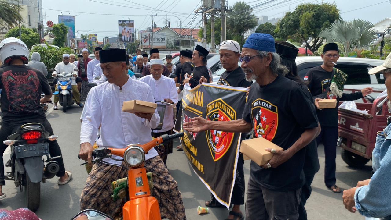 Squad Nusantara 89 Pekalongan Timur Bagikan Ratusan Nasi Bungkus
