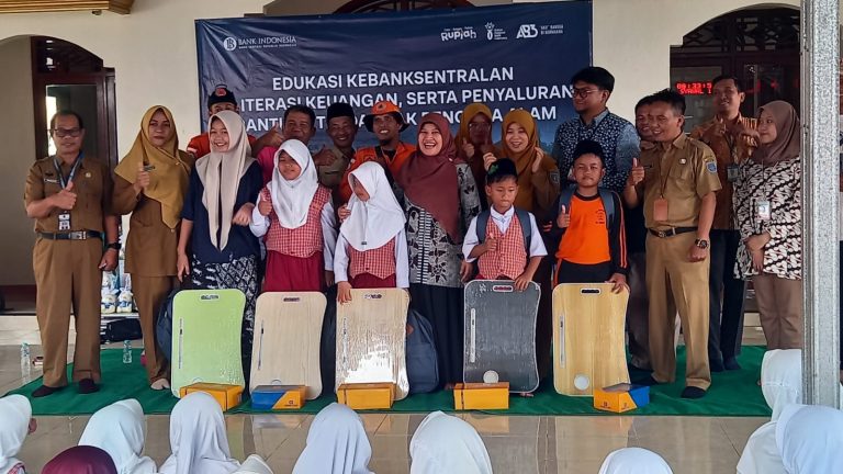 BI Tegal Salurkan Bantuan dan Edukasi Rupiah untuk Korban Tanah Bergerak di Padasari