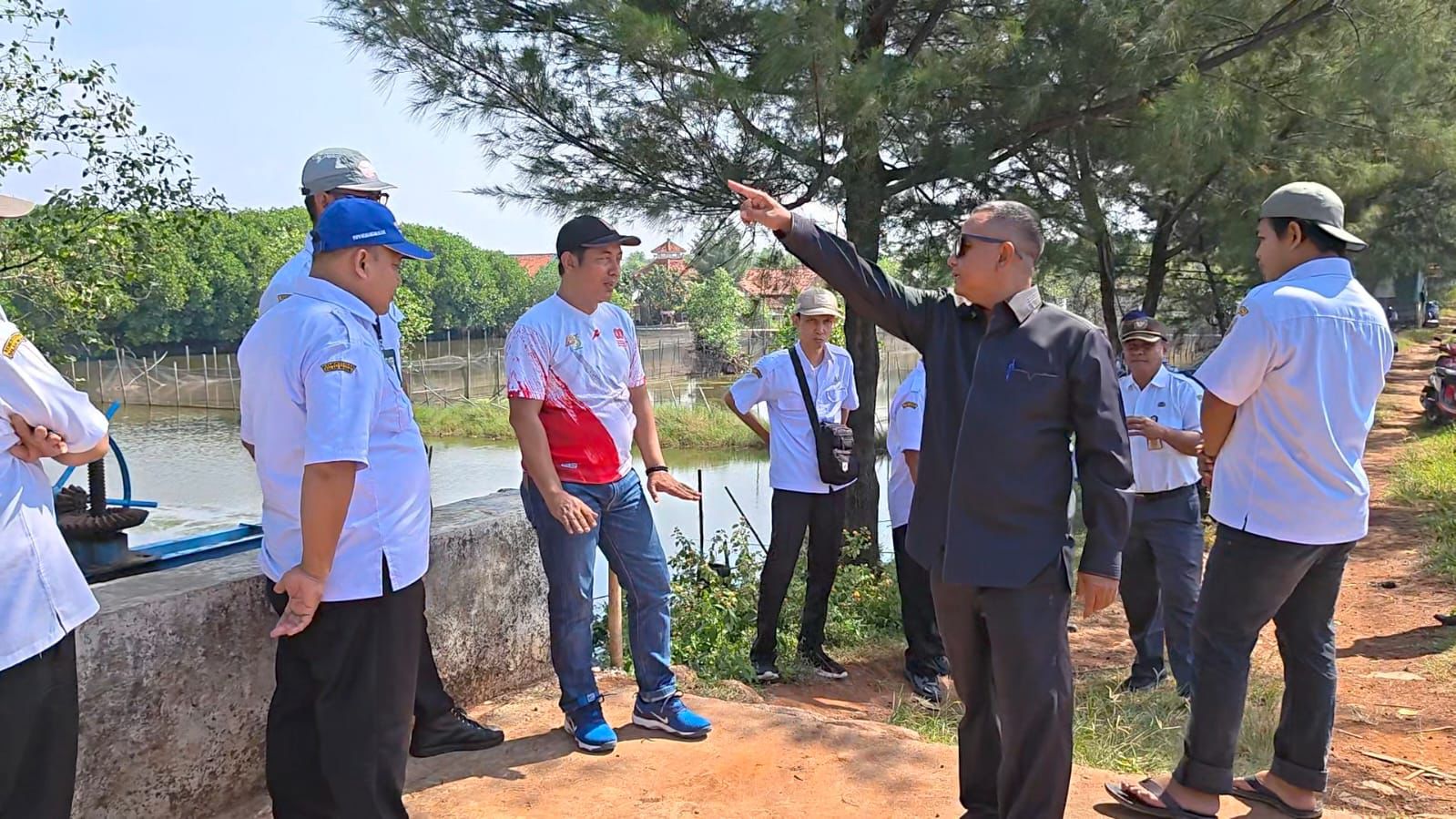 DPRD Pekalongan Tinjau Tanggul TNI Mulyorejo, Siapkan Anggaran Rp600 Juta untuk Peninggian
