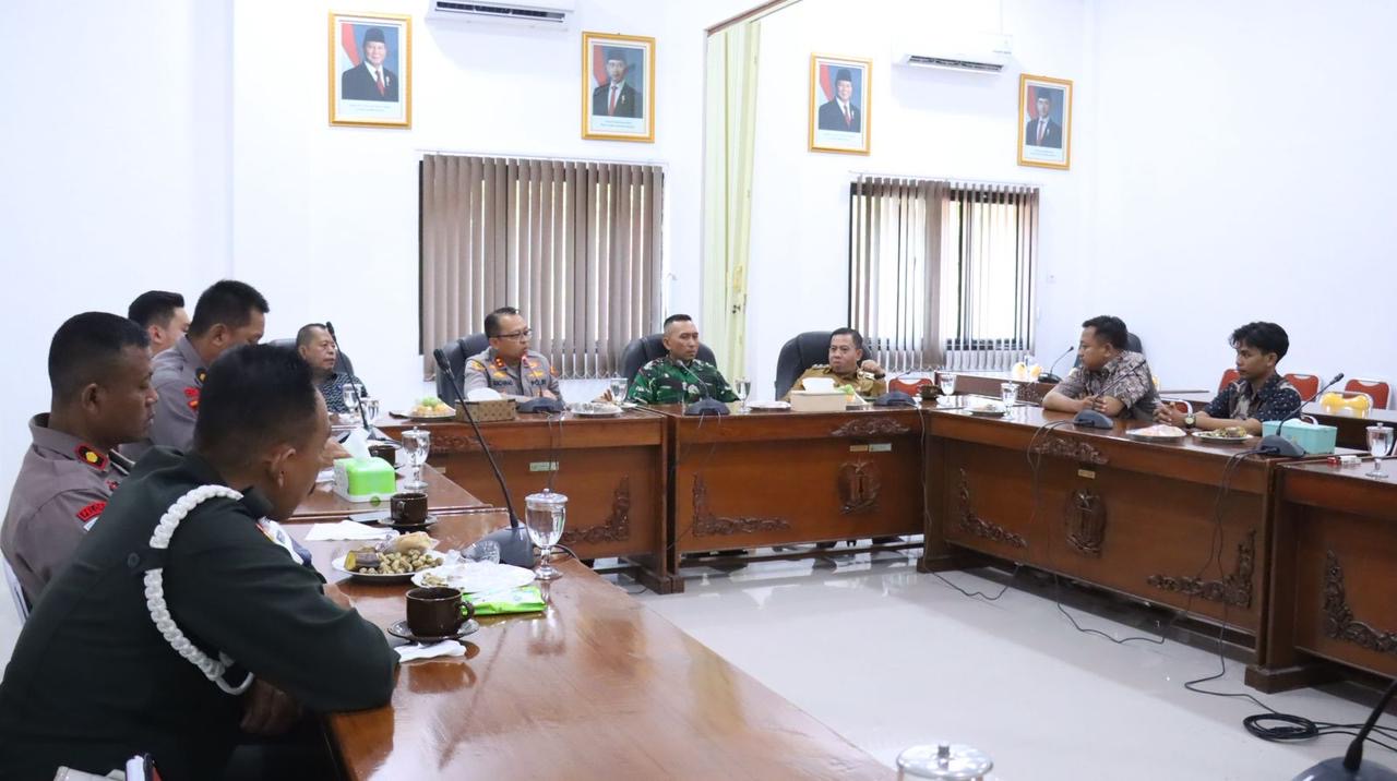 Dandim dan forkopimda serta Mahasiswa UIN melaksanakan rapat koordinasi rencana unras di DPRD Kabupaten pekalongan