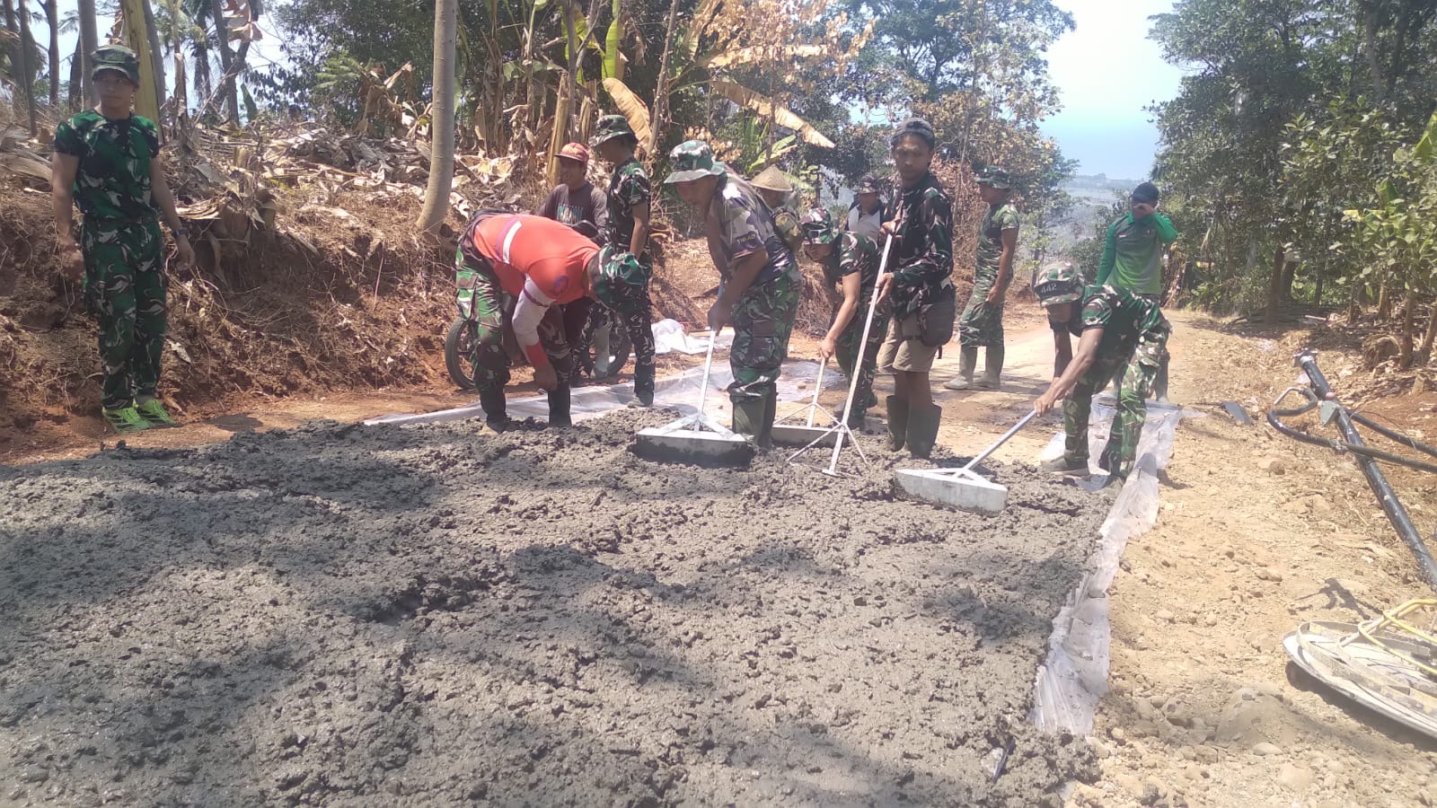 Percepat Pembangunan Akses Jalan, Satgas TMMD Bersama Warga Kebut Pengecoran
