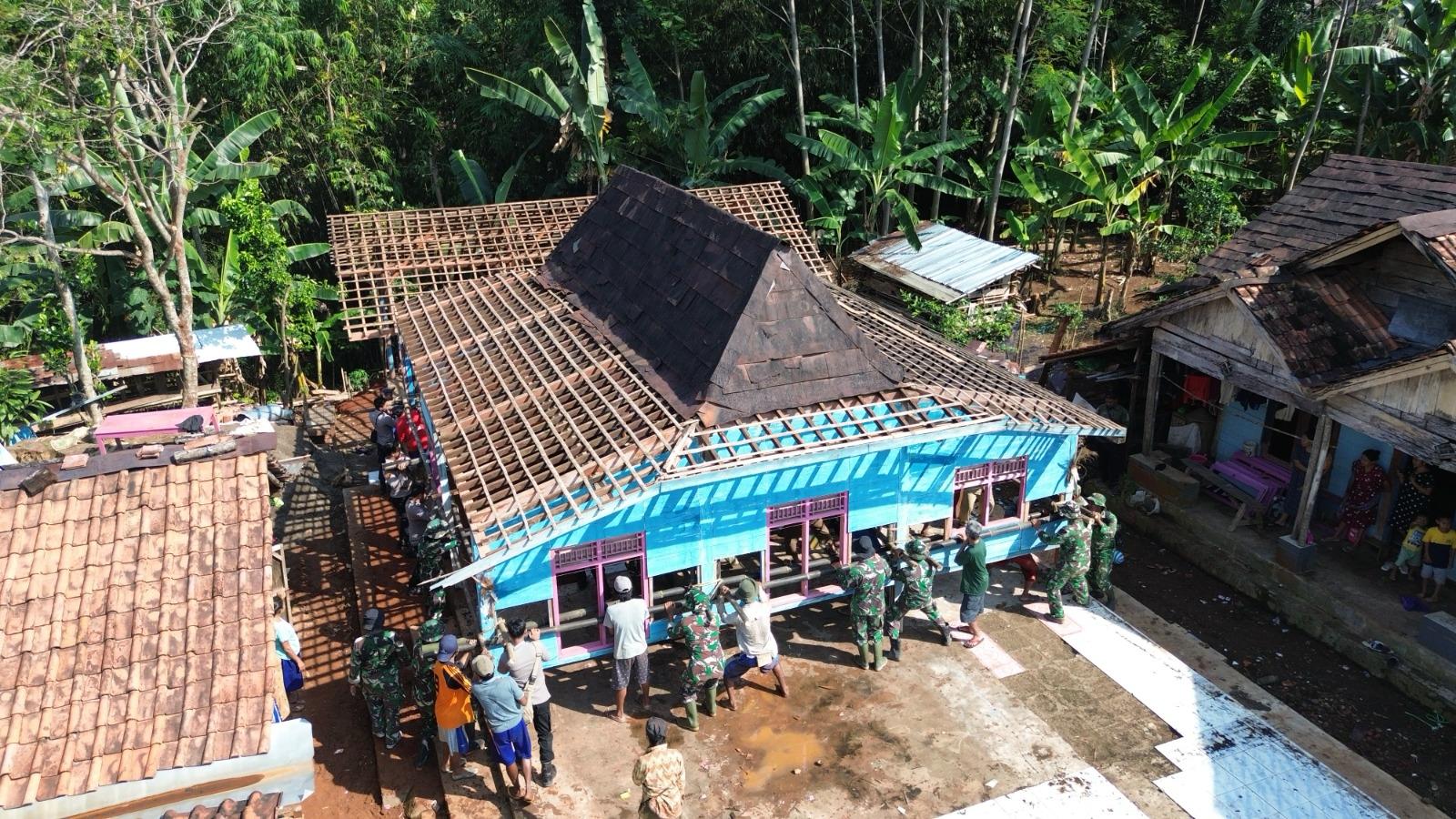 Gotong Royong Luar Biasa, Satgas TMMD Reguler 125 Bersama Warga Pindahkan 3 Rumah Dengan Cara digotong