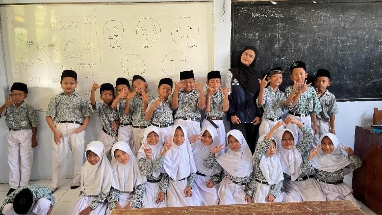Mahasiswa KKN UNDIP Ajak Siswa MI Al Amin Kalibeluk Menjaga Lingkungan Laut dari Daratan
