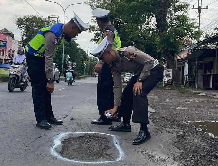 Satlantas Polres Pekalongan Kota Cegah Kecelakaan dengan Tandai Jalan Berlubang