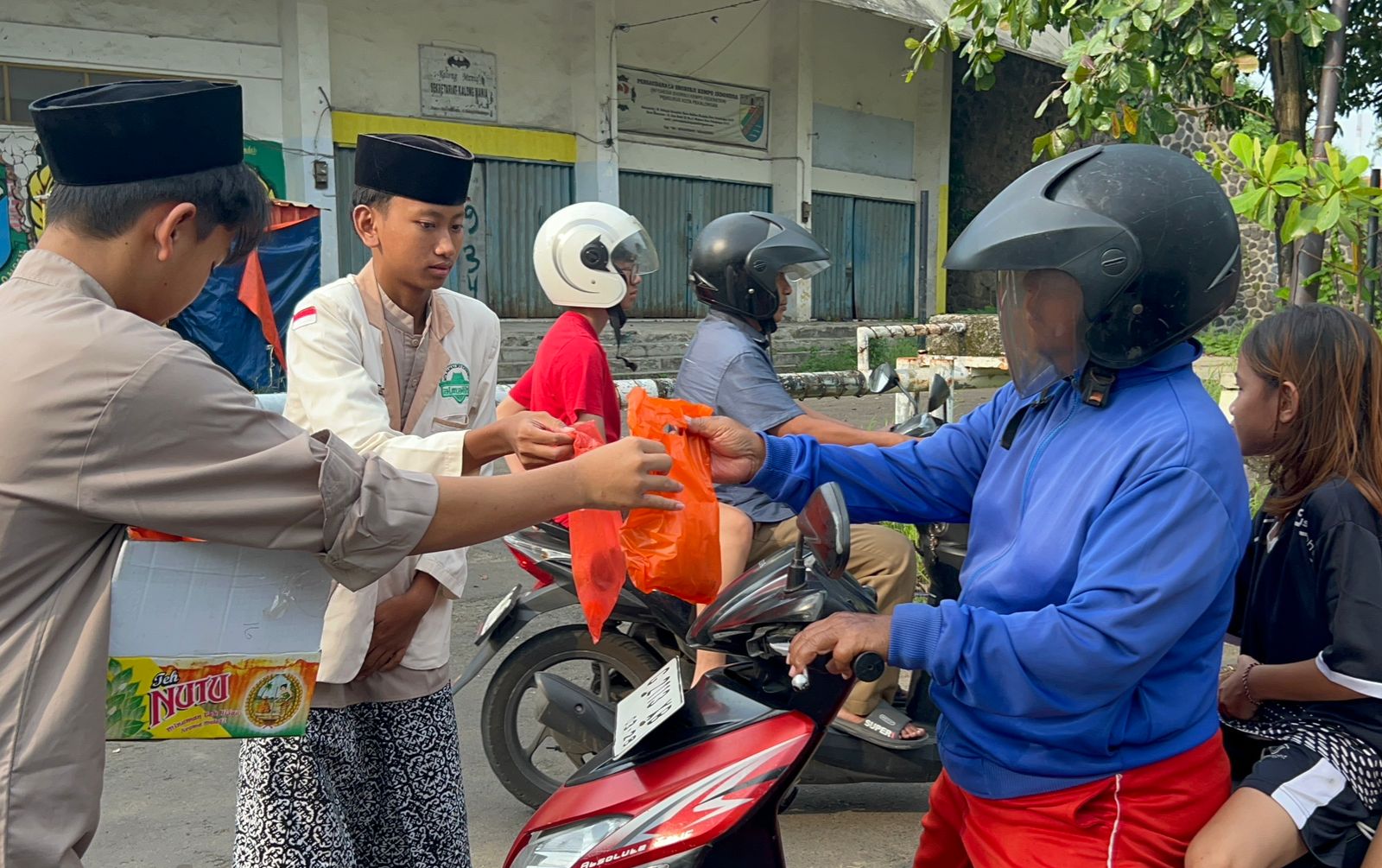 Sparkling Ramadan MTs Al Maliki Cendekia: 750 Takjil Dibagikan untuk Masyarakat Kota Pekalongan