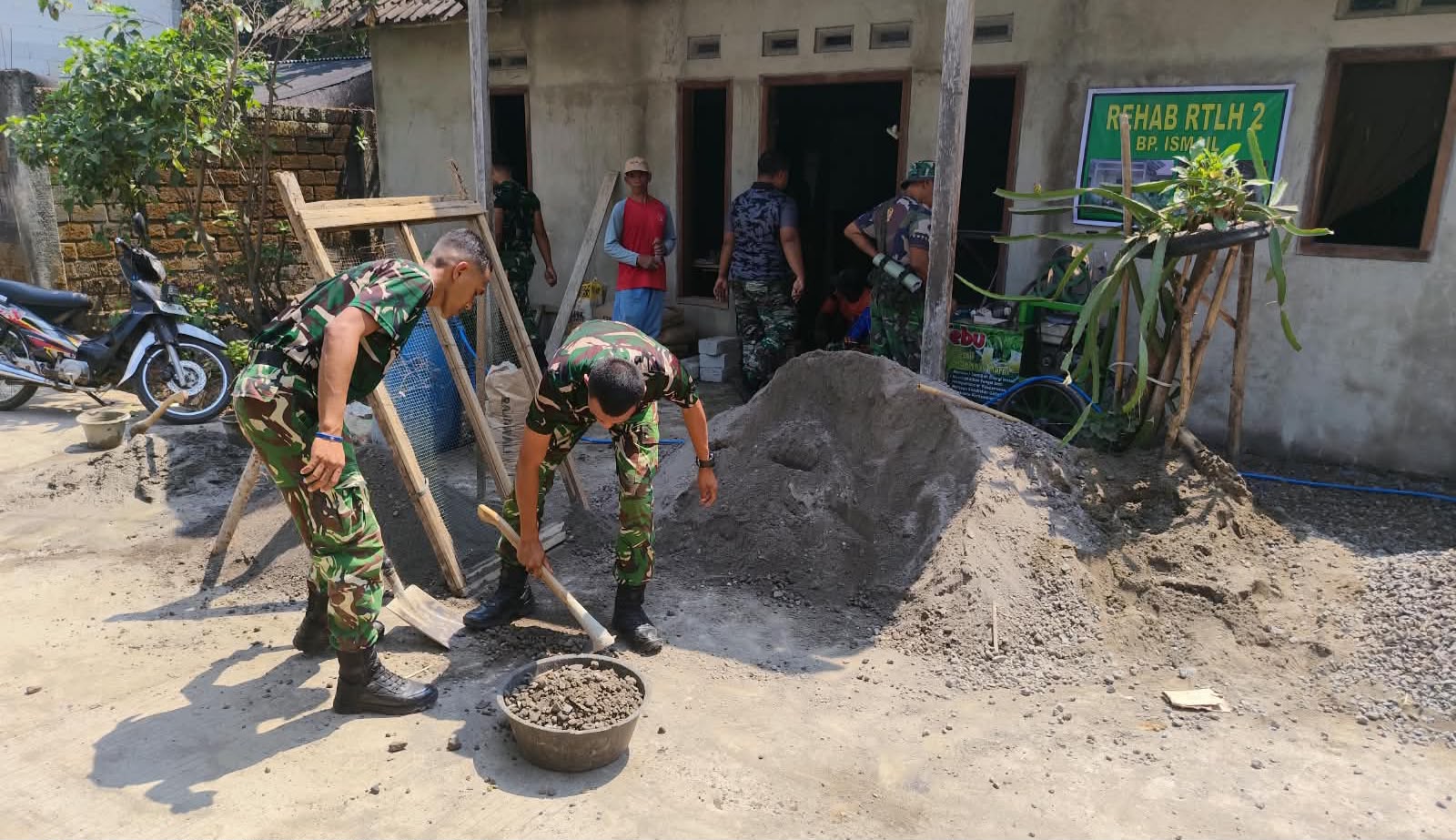 Satgas TMMD Bersama Warga Kebut Pembangunan RTLH Bapak Ismail di Desa Sembung