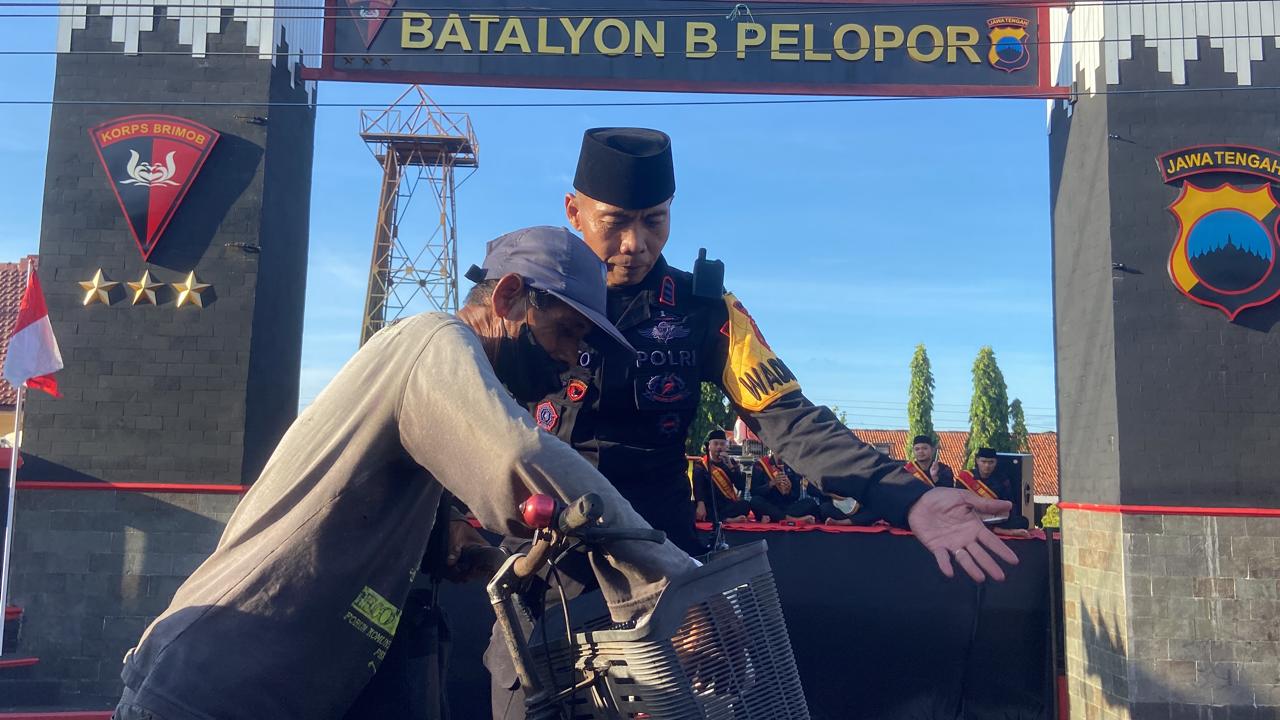 Brimob Jateng Bagikan 600 Takjil, Sholawatan dan Hadrah Hibur Pengguna Jalan