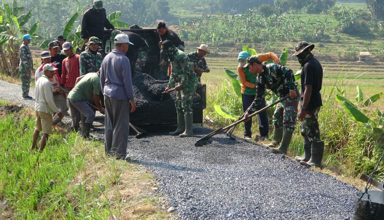 TMMD Reguler ke-125 TA 2025 Kodim 0710/Pekalongan Fokuskan Pengaspalan Jalan di Desa Windurojo