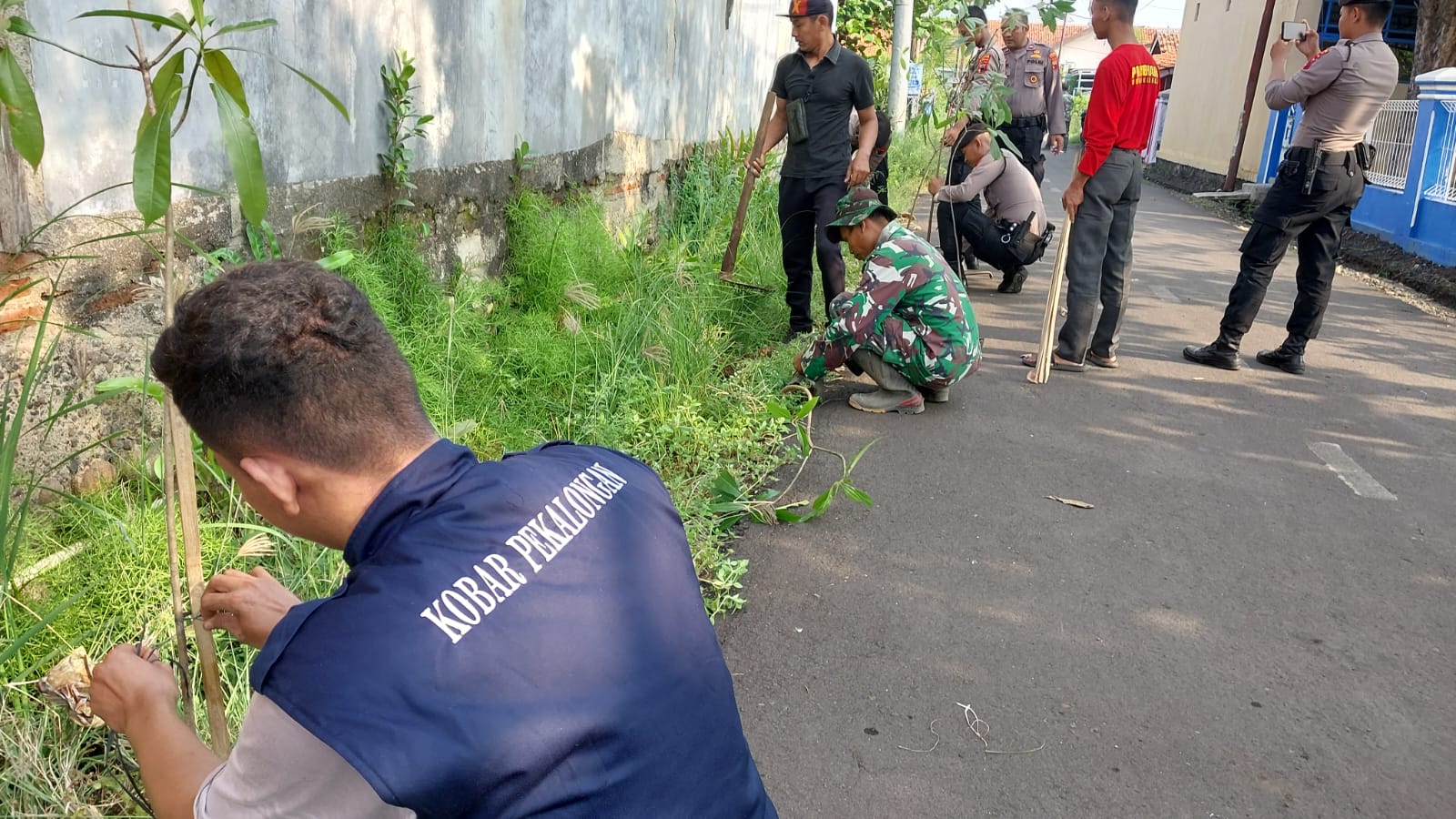 Aksi Jaga Bumi, Kobar Kota Pekalongan dan TNI Polri Lakukan Penanaman Ratusan Pohon