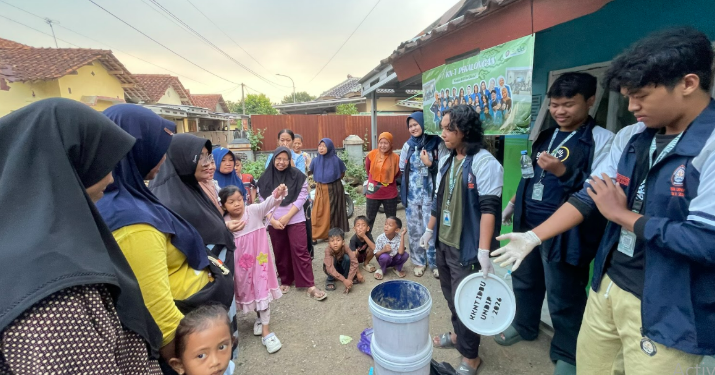 Dari Sampah Dapur Jadi Kompos, Mahasiswa KKN-T Universitas Diponegoro Inisiasi 4 Komposter di Dukuh Tanjung, Desa Tanjung Kulon