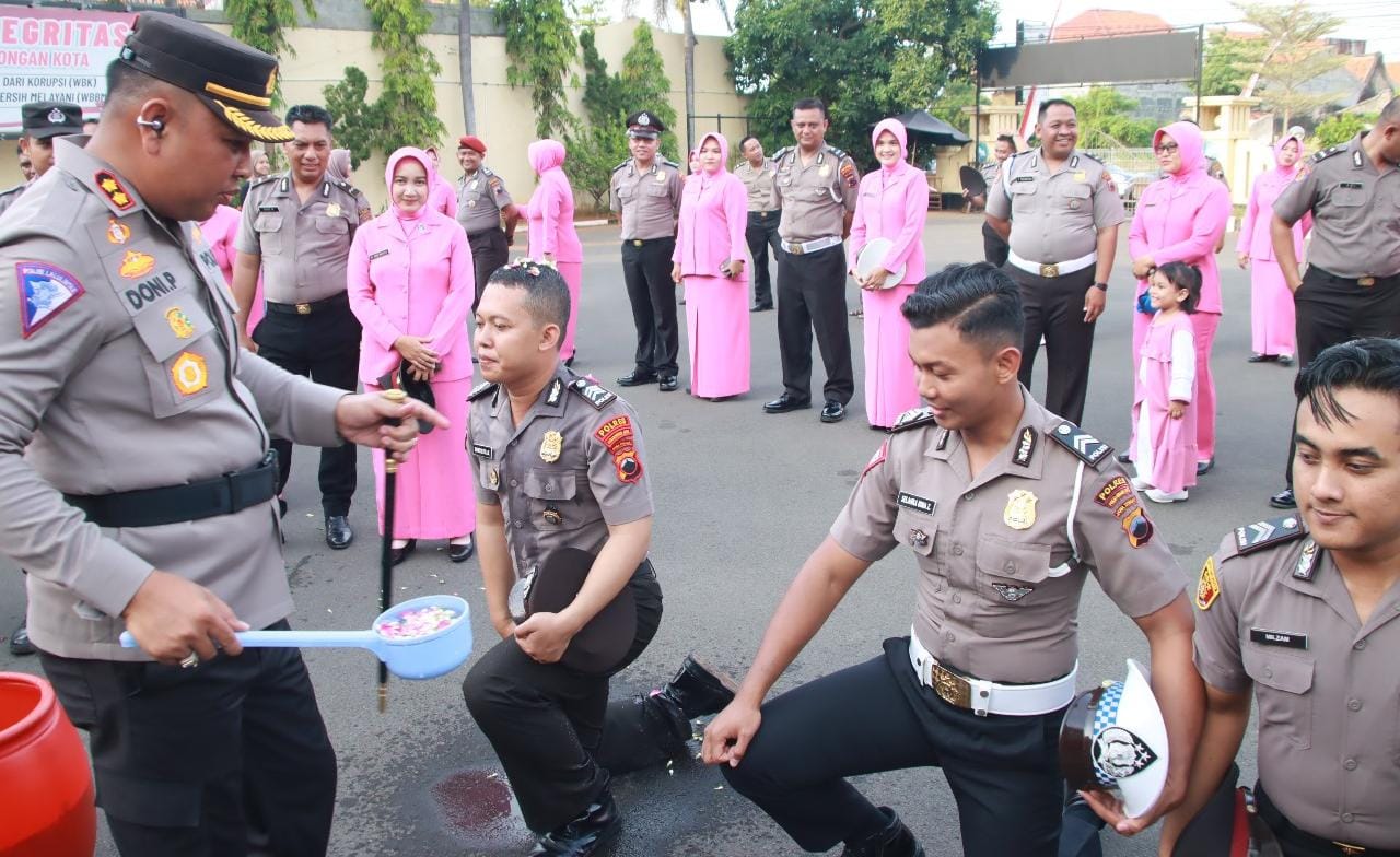 Kado HUT Bhayangkara ke-78, 31 Personel Polres Pekalongan Kota Naik Pangkat