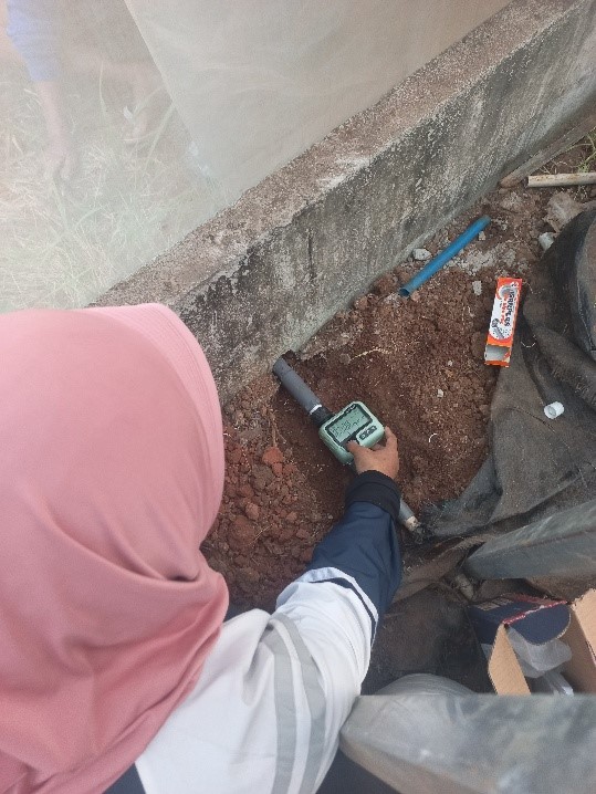 Mahasiswa KKN Undip Pasang Alat Fertigasi Otomatis di Green House BUMDes Kalibeluk